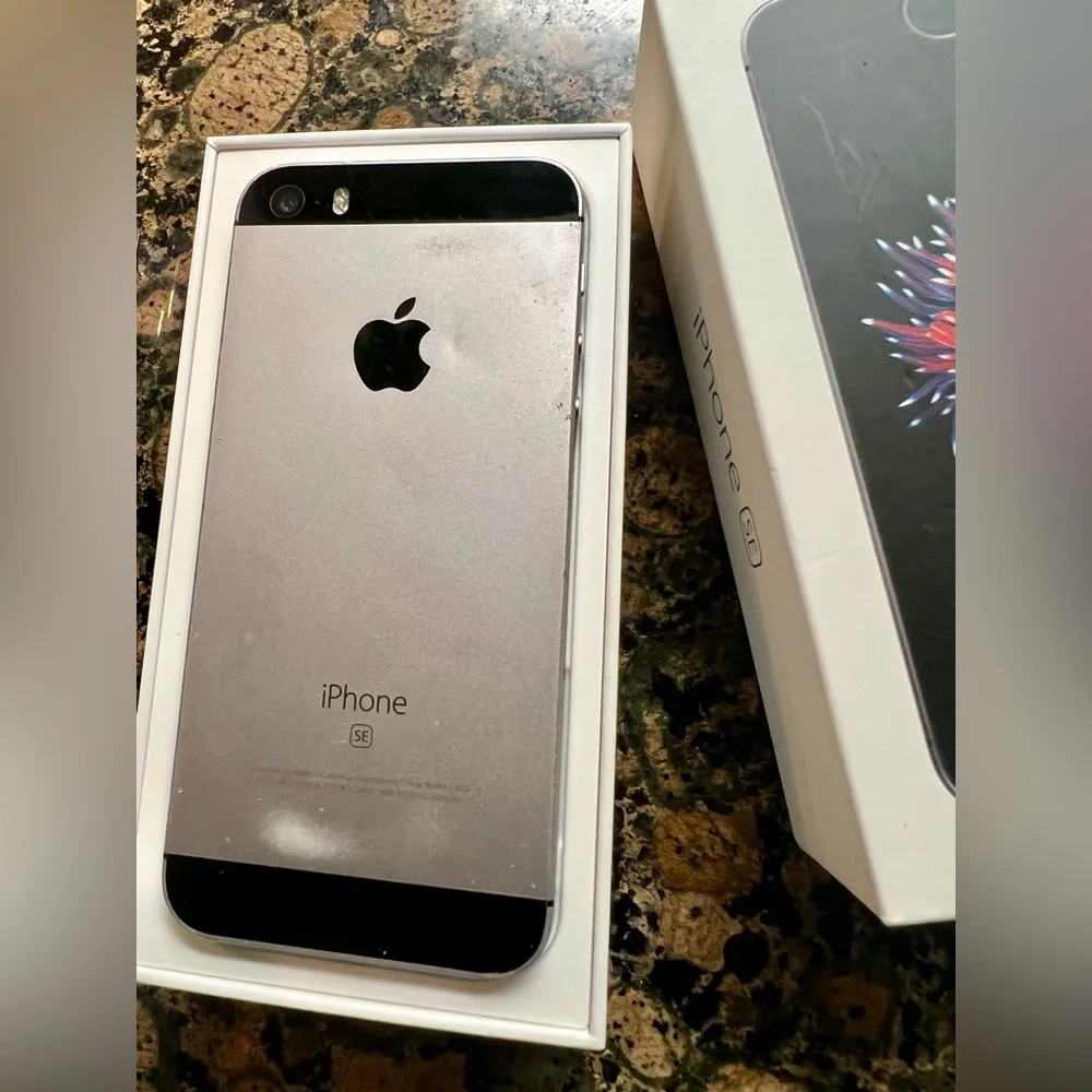 👑✅PRICE FIRM✅Apple iPhone SE - Black and Silver 64gb Unlocked